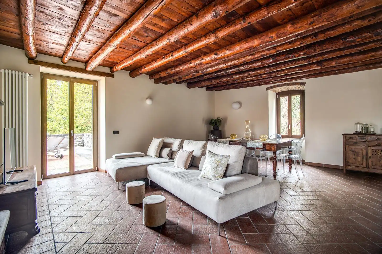 Ex cascina recuperata in stile rustico con finestre Oknoplast